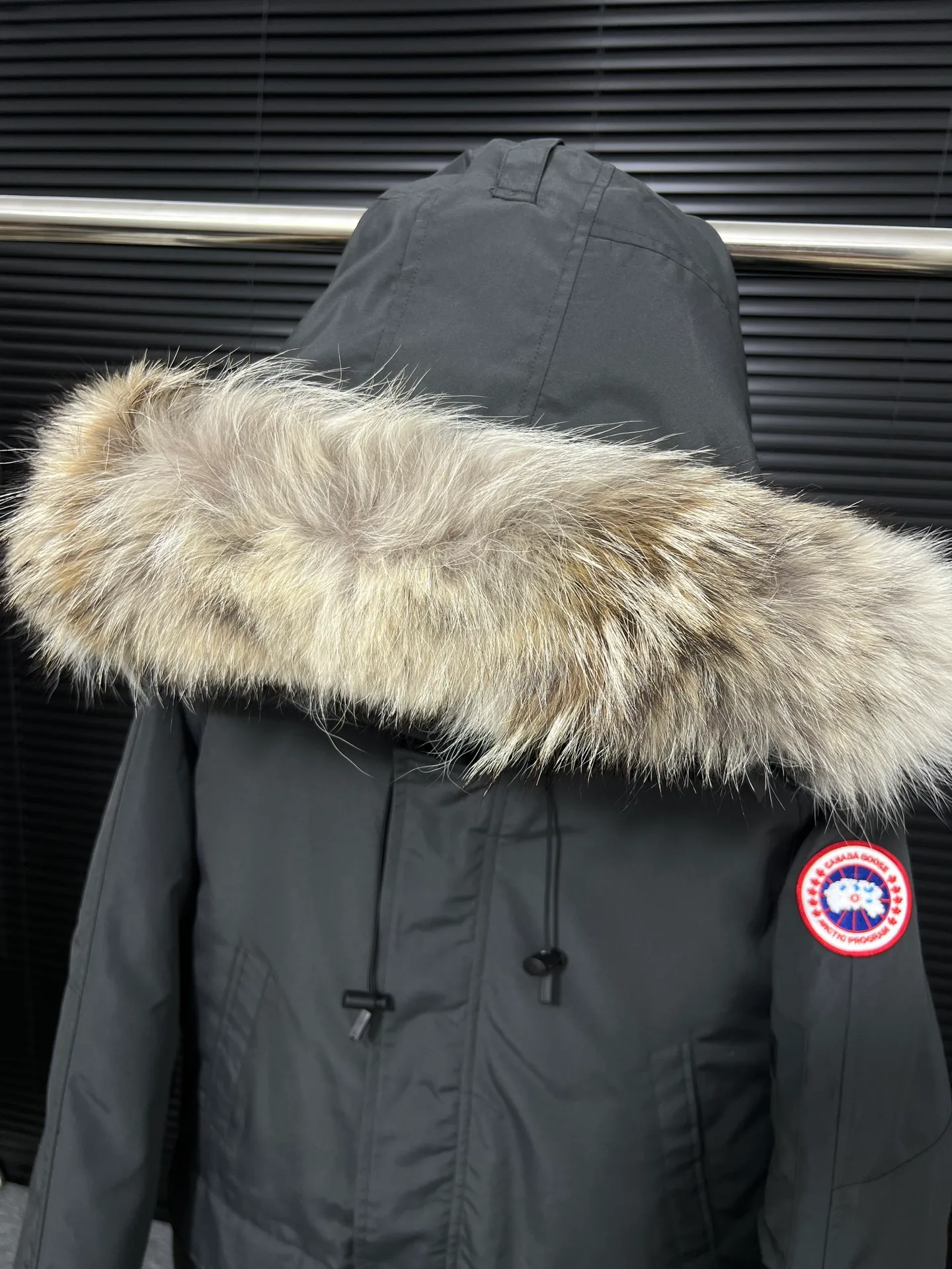 P720 🆕Top version! Comes with a tote bag! Chip version💰𝑪𝒂𝒏𝒂𝒅𝒂 𝑮𝒐𝒐𝒔𝒆/Canada Goose Chilliwack Goose 01 bomber jacket down! The top original replica version refers to the highest version in China currently (there is no one) ⚠️Note: There is no foundry in China! ! ! Saying it is original order, ZP goods, pure original goods, etc. is just a gimmick by some peers. Do not be deceived!  ⚠️Note: The latest version of this year’s authentic product has a strap (the latest version can be bought at the newly opened Galeries Lafayette Canada Goose counter in Beijing) ⚠️Note: (The authentic product does not have blue wash marks this year) Version comparison introduction 1⃣️Top replica: Made of 18-count polyester-cotton blended fabric imported from South Korea (authentic synchronized fabric), national standard 90 white duck down, western Canadian coyote hair 2⃣️Mid-range version: Made of domestically produced 21-count polyester-cotton fabric, 50% standard white duck down, Eastern Canada coyote hair, top original goose analysis Analysis 1 (wolf hair): All customers are guaranteed to receive a fur collar that is grayer than the original color. Each wolf hair is 55cm long and 14cm wide, all made from wild first-grade gray wolf skins in western Canada! Analysis 2 (Trademark): We use dyed embroidery thread to truly achieve 100% reproduction of the trademark, ensuring that the embroidery thread is exactly the same as ZP, with zero color difference and 100% reproduction of the map letters! (We can guarantee that no one in our industry is more attentive and professional than us!) Analysis 3 (fabric): As we all know, the Canada Goose ZP fabric in previous years was a 21-count polyester-cotton washed, calendered and brushed fabric that was relatively hard. Last year and this year, dozens of authentic products purchased were all made of 18-count pure cotton fabrics, and we finally decided to use 18-count polyester cotton! (ZP synchronized fabric) Analysis 4 (Accessories): Domestic exclusive version of Velcro, one to one Y-shaped double hook original Velcro, YKK zipper, exclusive original workmanship of washed threaded down jacket!  Authentic products are not 100% perfect and flawless. Authentic products also have velvet hair loss, and most of the authentic wolf fur is mainly eastern yellow wolf fur. (Because our wolf skins are all auctioned at the same auction house as authentic products) There is an auction list to prove it.  At the same time, I will teach you a trick: buy an authentic product from Tmall, buy a piece of clothing from a merchant you trust at the same time, and come back to compare the details. ⚠️ Remember you get what you pay for! Don't be greedy for small gains, or you will suffer big losses! Color: Black Navy Beige Graphite Gray Royal Blue Size: XS S M L 54 120 84 79 140-160 XL 56 124 86 81 160-180 XXL 58 128 88 83 180-200